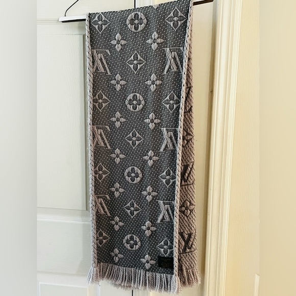 Louis Vuitton Logomania Wool Scarf, Light & Dark Gray Combination - Picture 7 of 12